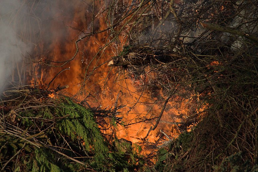 Osterfeuer in Herreden