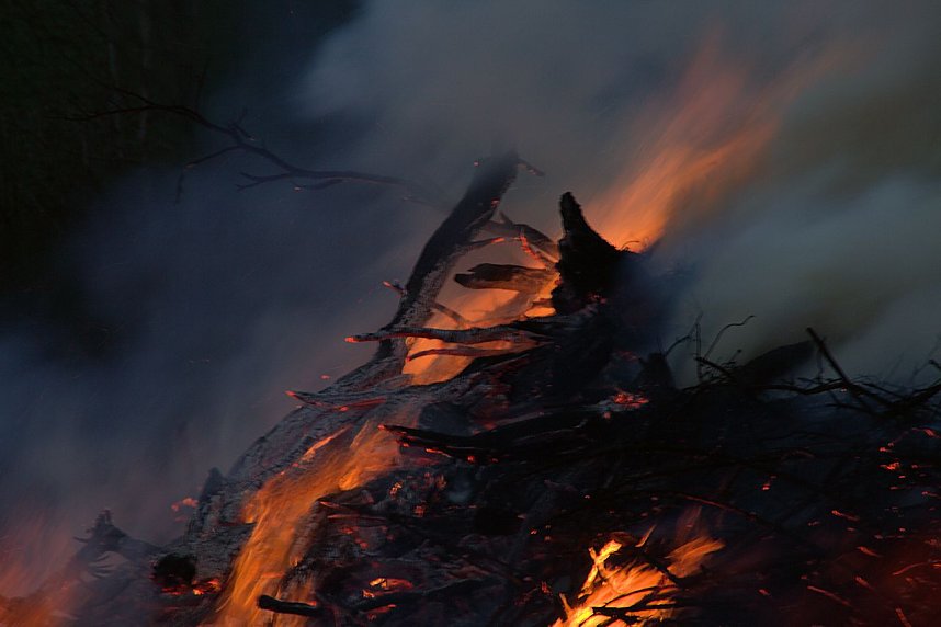Osterfeuer in Herreden