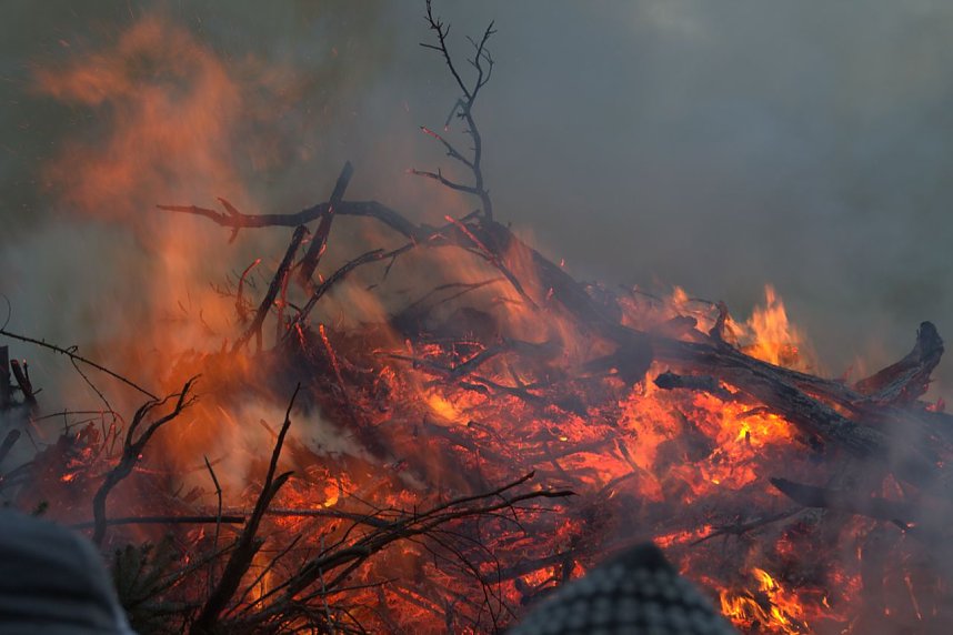 Osterfeuer in Herreden
