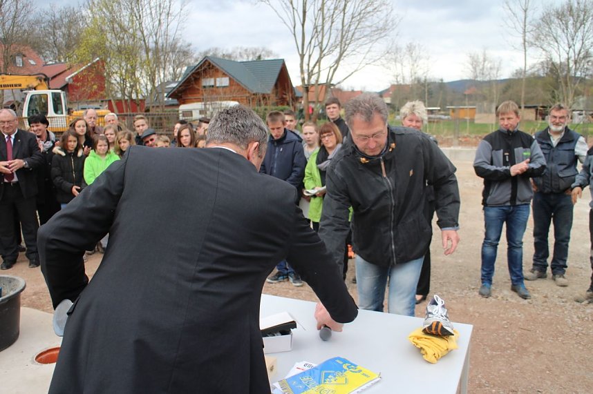 F&uuml;r die neue Sporthalle der Regelschule Ellrich wurde heute der Grundstein gelegt