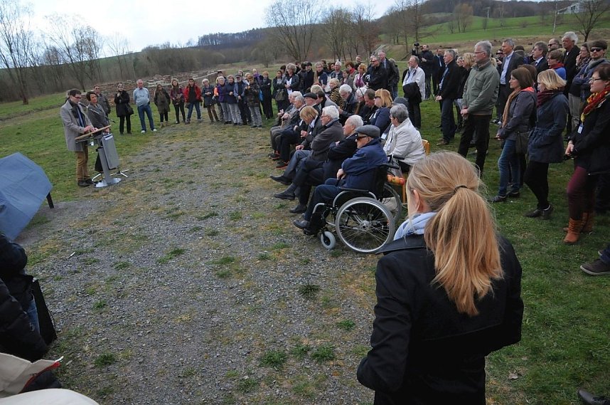70. Jahrestag: Einweihung des Informations- und Gedenkortes Au&szlig;enlager an der ehemaligen Bahnhofsrampe in der KZ-Gedenkst&auml;tte Mittelbau-Dora, 11. April 2015.