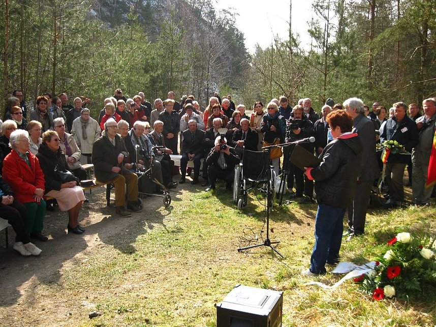 Wiedereinweihung einer Gedenktafel am ehemaligen Stollenbauprojekt B 3, 14. April 2015