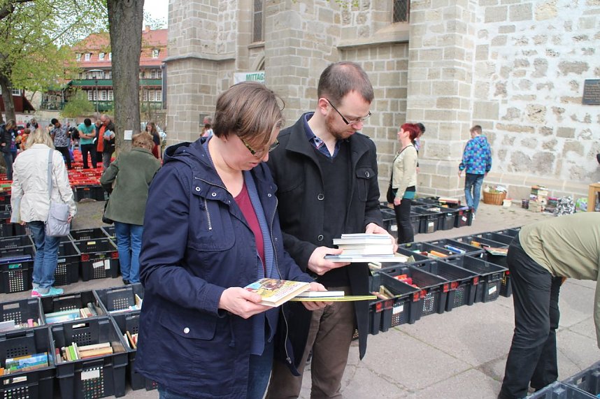B&uuml;cherflohmarkt des Kinderkirchenladens auf dem Blasiikirchplatz in Nordhausen