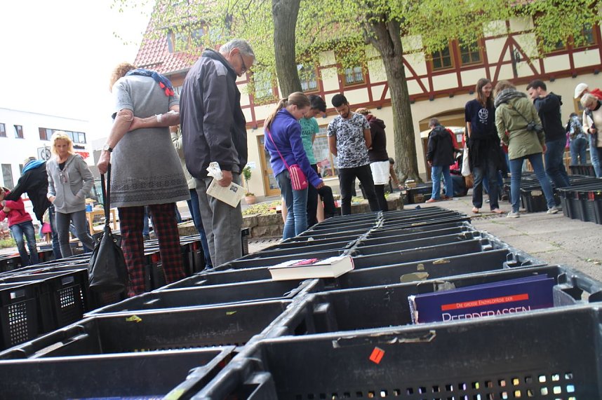 B&uuml;cherflohmarkt des Kinderkirchenladens auf dem Blasiikirchplatz in Nordhausen