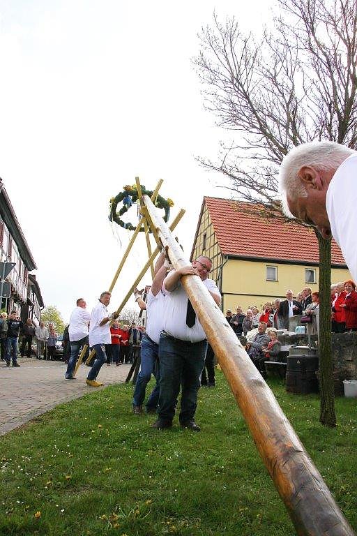 Traditionelles Maibaumsetzen in Obergebra
