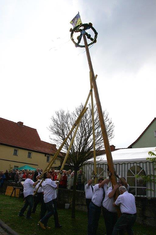 Traditionelles Maibaumsetzen in Obergebra