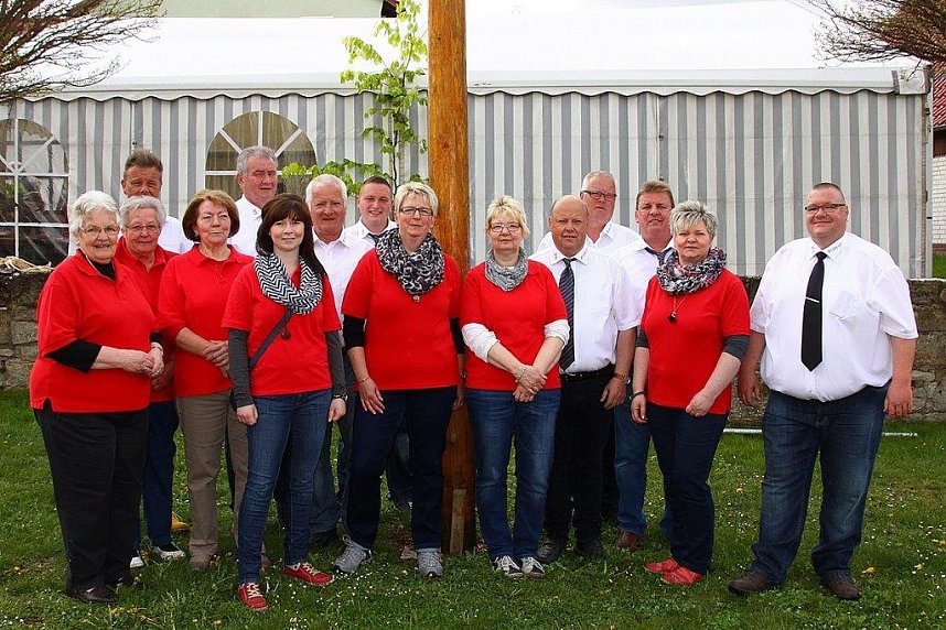 Traditionelles Maibaumsetzen in Obergebra