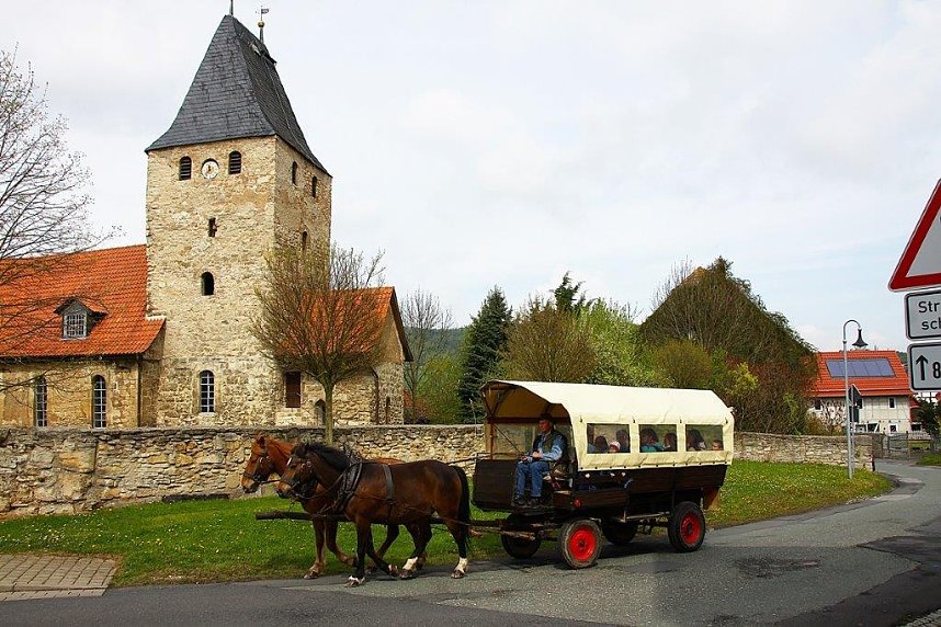 Traditionelles Maibaumsetzen in Obergebra