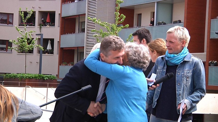 Mit der kleinen wei&szlig;en Friedenstaube wurde heute auf dem Nicolaiplatz vor dem Nordh&auml;user B&uuml;rgerhaus dem Ende des zweiten Weltkrieges gedacht