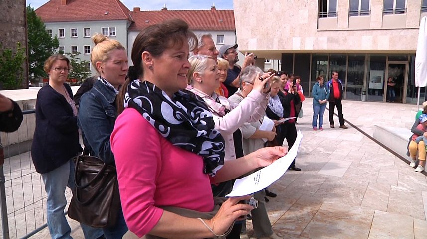Mit der kleinen wei&szlig;en Friedenstaube wurde heute auf dem Nicolaiplatz vor dem Nordh&auml;user B&uuml;rgerhaus dem Ende des zweiten Weltkrieges gedacht