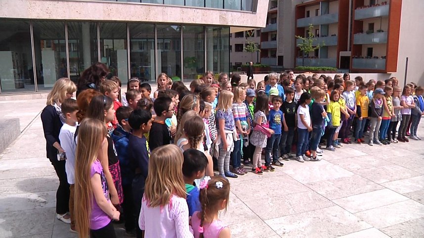 Mit der kleinen wei&szlig;en Friedenstaube wurde heute auf dem Nicolaiplatz vor dem Nordh&auml;user B&uuml;rgerhaus dem Ende des zweiten Weltkrieges gedacht