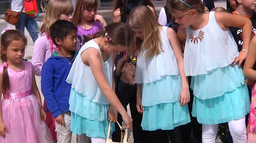 Mit der kleinen wei&szlig;en Friedenstaube wurde heute auf dem Nicolaiplatz vor dem Nordh&auml;user B&uuml;rgerhaus dem Ende des zweiten Weltkrieges gedacht