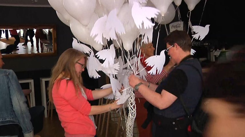 Mit der kleinen wei&szlig;en Friedenstaube wurde heute auf dem Nicolaiplatz vor dem Nordh&auml;user B&uuml;rgerhaus dem Ende des zweiten Weltkrieges gedacht