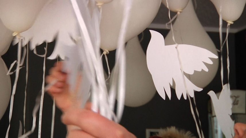 Mit der kleinen wei&szlig;en Friedenstaube wurde heute auf dem Nicolaiplatz vor dem Nordh&auml;user B&uuml;rgerhaus dem Ende des zweiten Weltkrieges gedacht