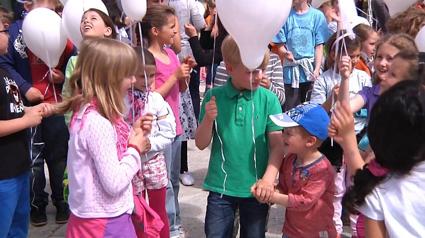 Mit der kleinen wei&szlig;en Friedenstaube wurde heute auf dem Nicolaiplatz vor dem Nordh&auml;user B&uuml;rgerhaus dem Ende des zweiten Weltkrieges gedacht