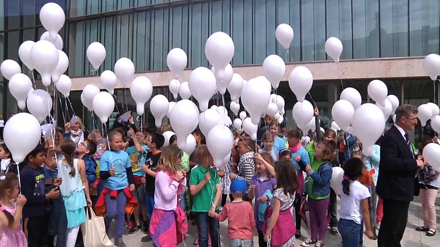 Mit der kleinen wei&szlig;en Friedenstaube wurde heute auf dem Nicolaiplatz vor dem Nordh&auml;user B&uuml;rgerhaus dem Ende des zweiten Weltkrieges gedacht