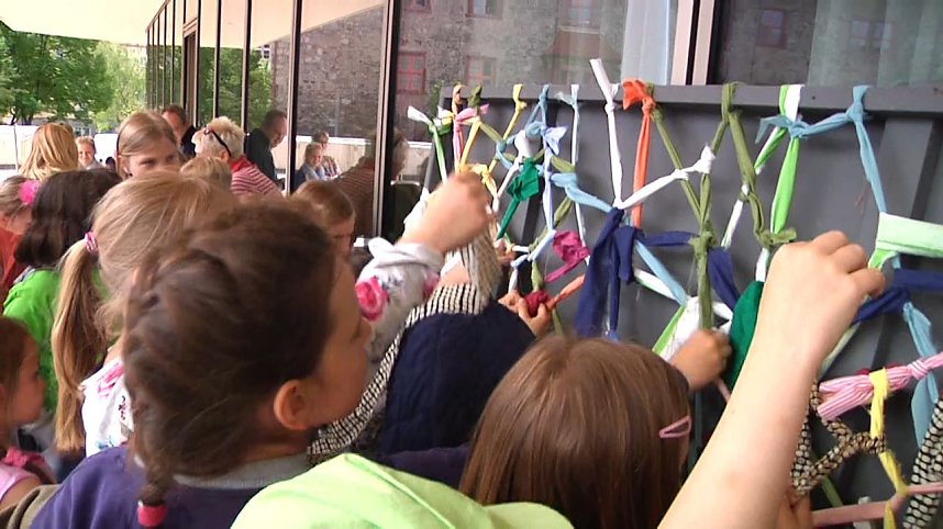 Mit der kleinen wei&szlig;en Friedenstaube wurde heute auf dem Nicolaiplatz vor dem Nordh&auml;user B&uuml;rgerhaus dem Ende des zweiten Weltkrieges gedacht