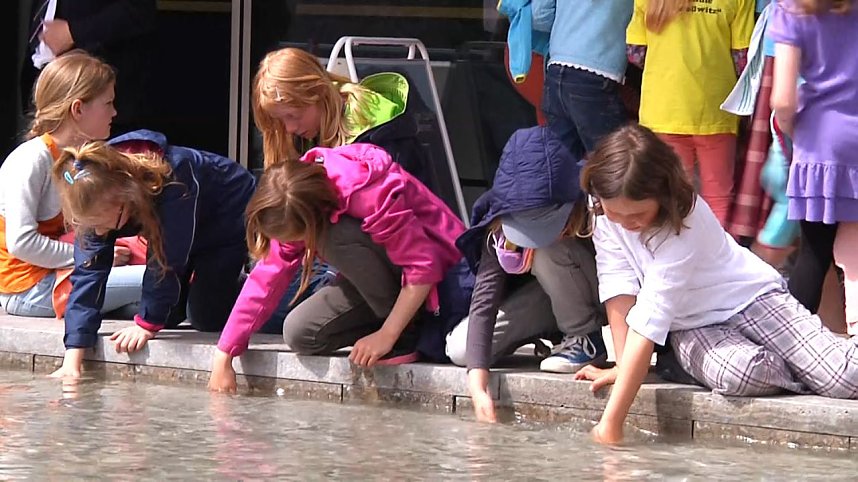 Mit der kleinen wei&szlig;en Friedenstaube wurde heute auf dem Nicolaiplatz vor dem Nordh&auml;user B&uuml;rgerhaus dem Ende des zweiten Weltkrieges gedacht
