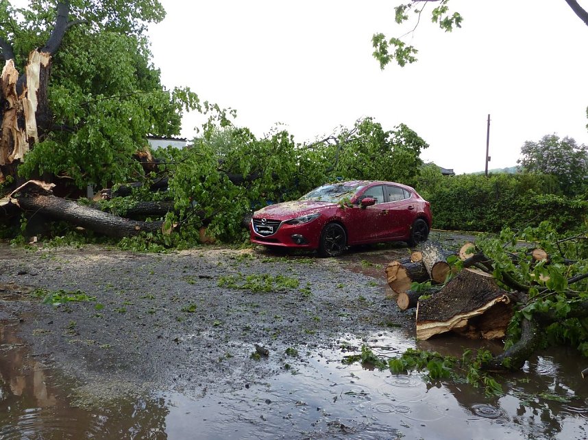 Drei Autos "begraben"