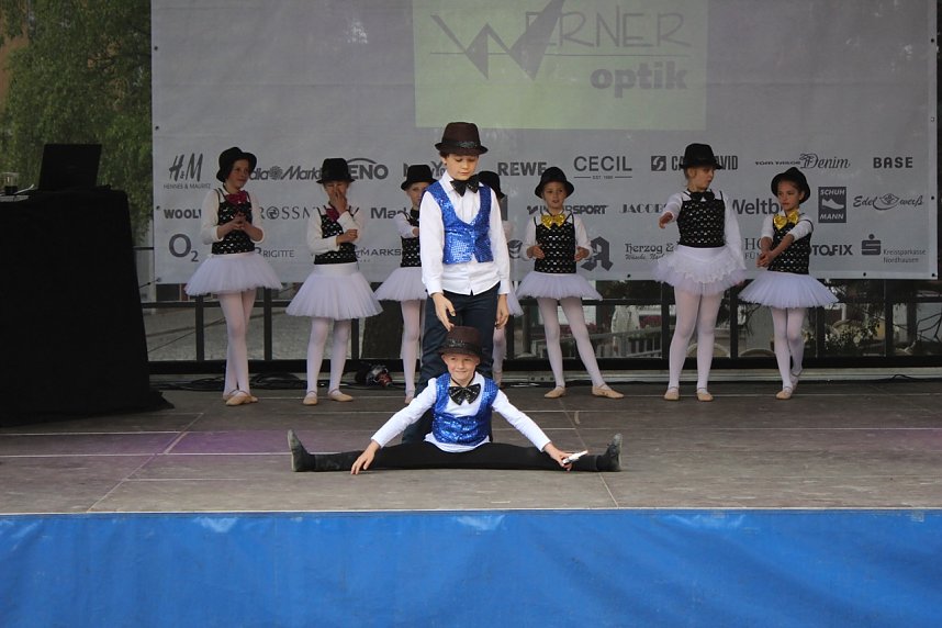 Das Tanzstudio Radeva zeigte zum Nordh&auml;user Weinfest, was seine Eleven alles k&ouml;nnen