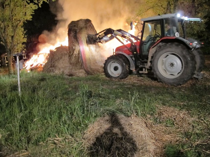 Strohballen brannten