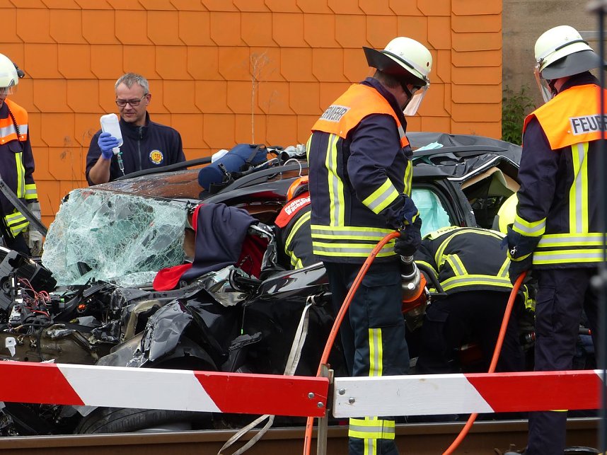 Schwerer Unfall am Bahn&uuml;bergang