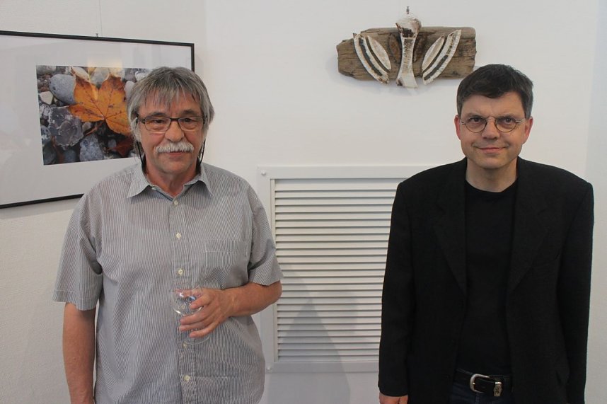 In der neuen Ausstellung der Kreissparkasse "Verg&auml;nglichkeiten" werden Natur und Handwerkskunst miteinander verbunden