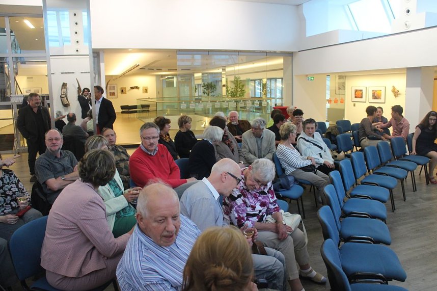 In der neuen Ausstellung der Kreissparkasse "Verg&auml;nglichkeiten" werden Natur und Handwerkskunst miteinander verbunden