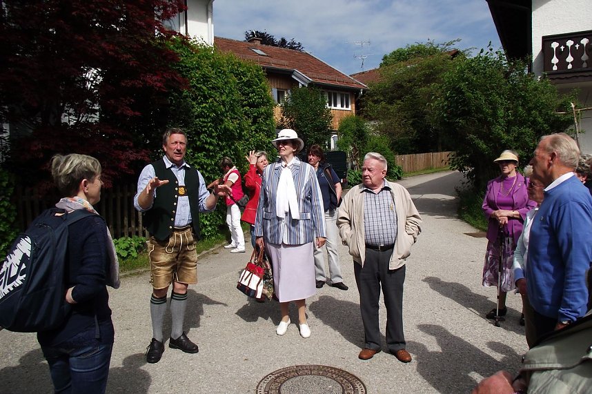 B&uuml;rgermeister Josef Steigenberger (in Lederhose) f&uuml;hrte die G&auml;ste durch Bernried. Neben ihm Hut-Heidi, die Reisebegleiterin.