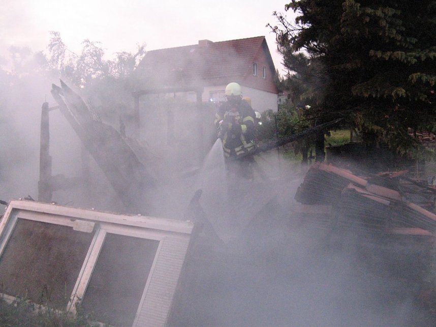 Gartenhaus brannte in Obergebra