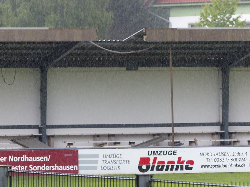 Teil des Trib&uuml;nendaches wurde ausges&auml;gt.
