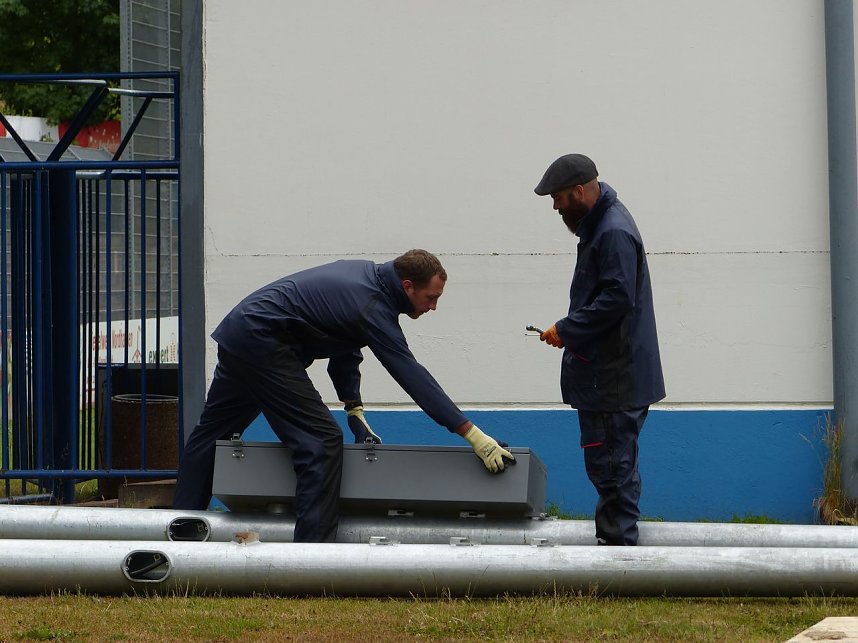 Flutlichaufbau: Arbeiten am Mast-Anschlusskasten