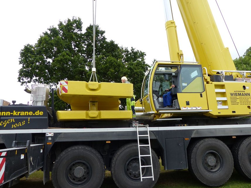 Flutlichaufbau: Ballast wird aufgelegt