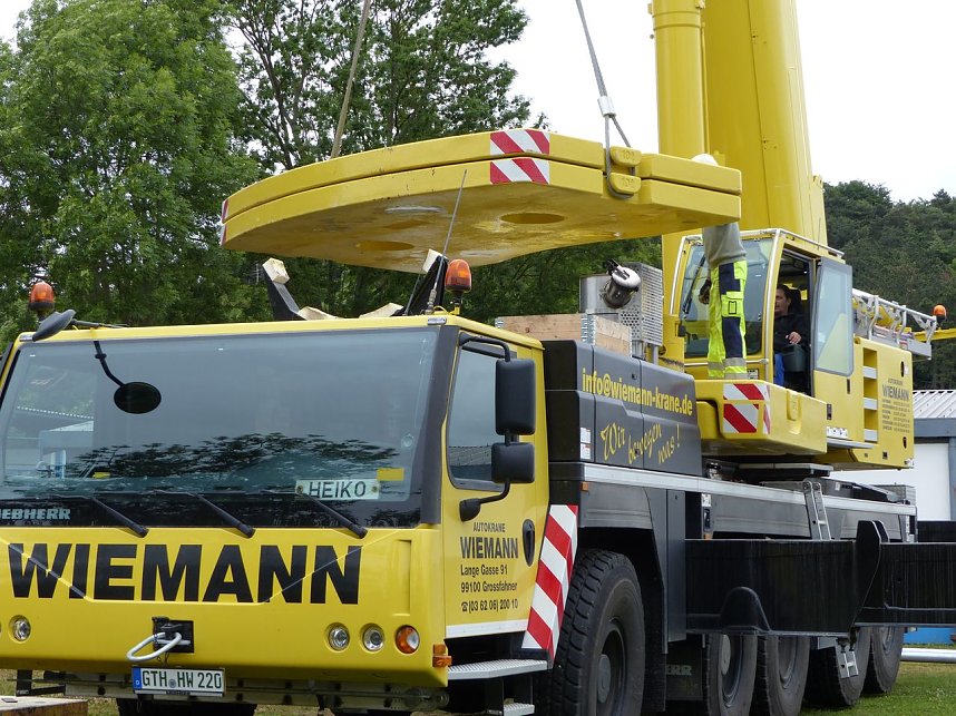 Flutlichaufbau: Ballast wird aufgelegt