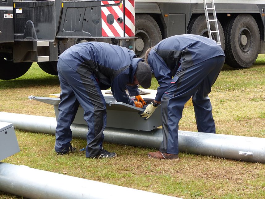 Flutlichaufbau: Arbeiten am Mast-Anschlusskasten