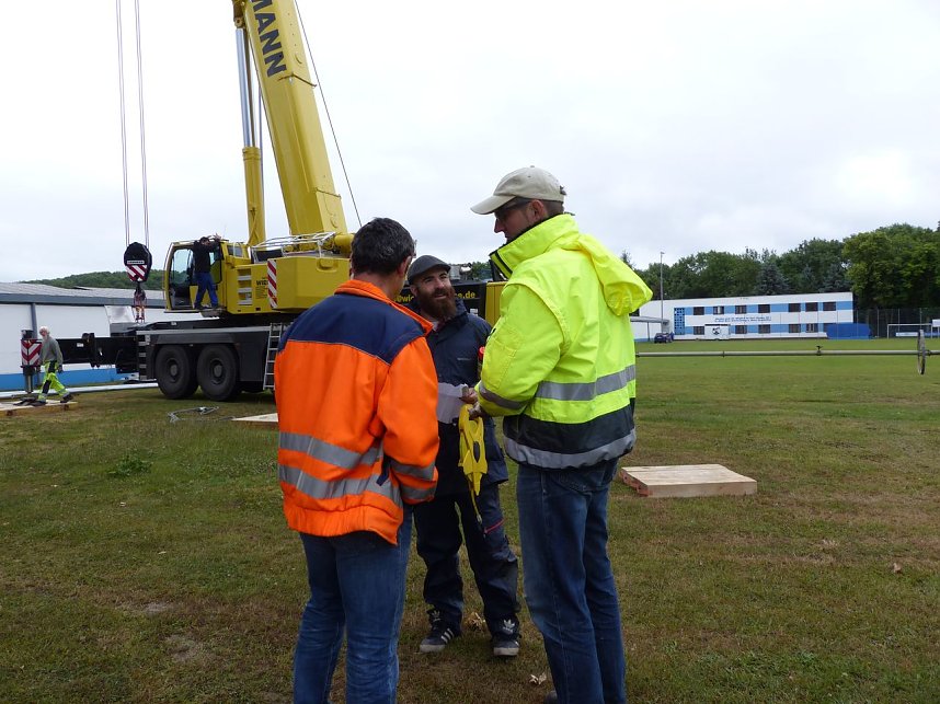 Flutlichaufbau: Letzte Absprachen