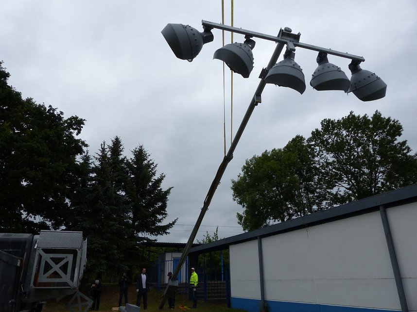 Der erste Mast ist geschafft