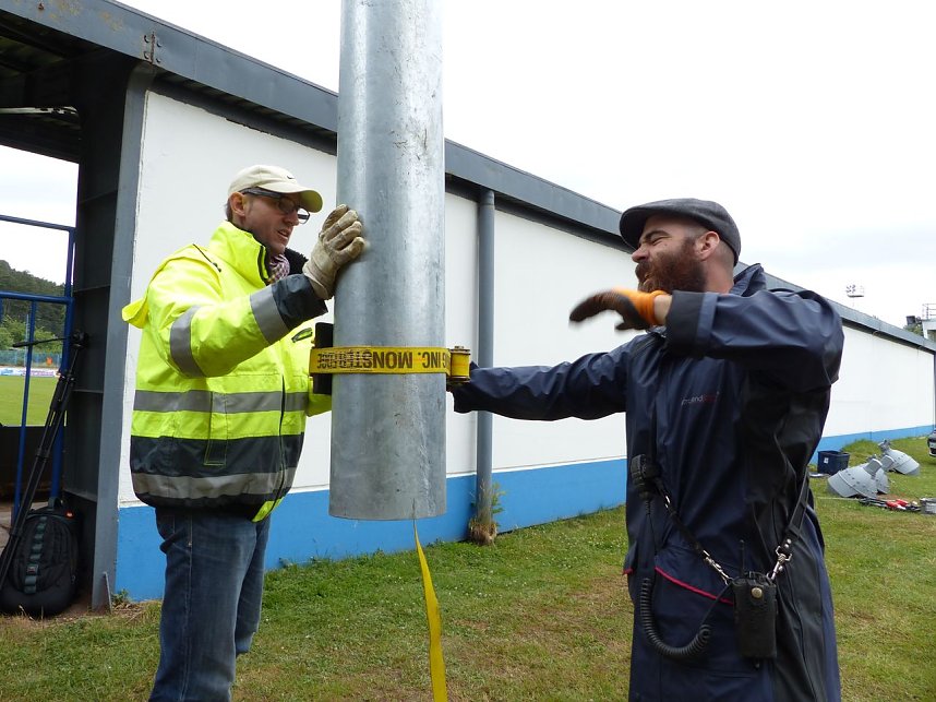 Der erste Mast ist geschafft