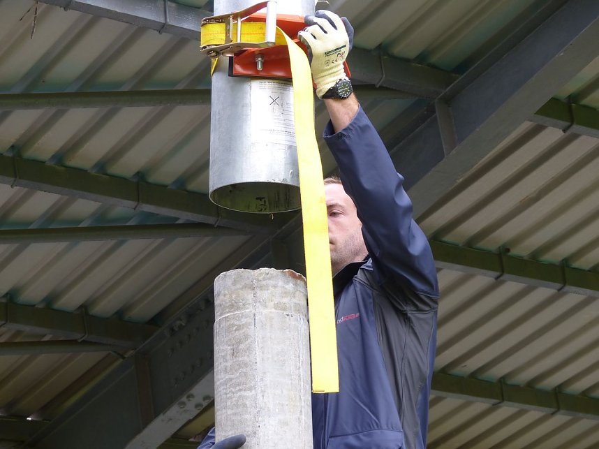 Der erste Mast ist geschafft