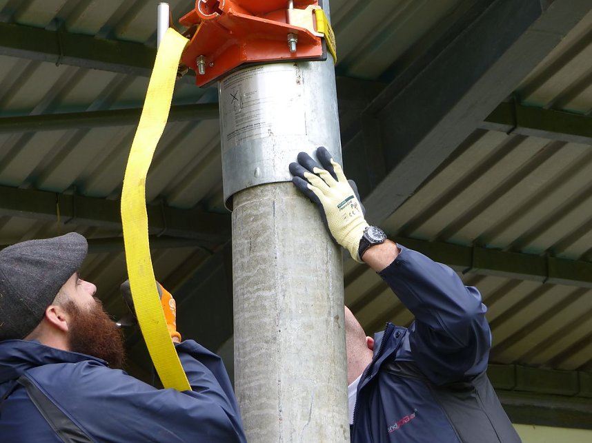 Der erste Mast ist geschafft