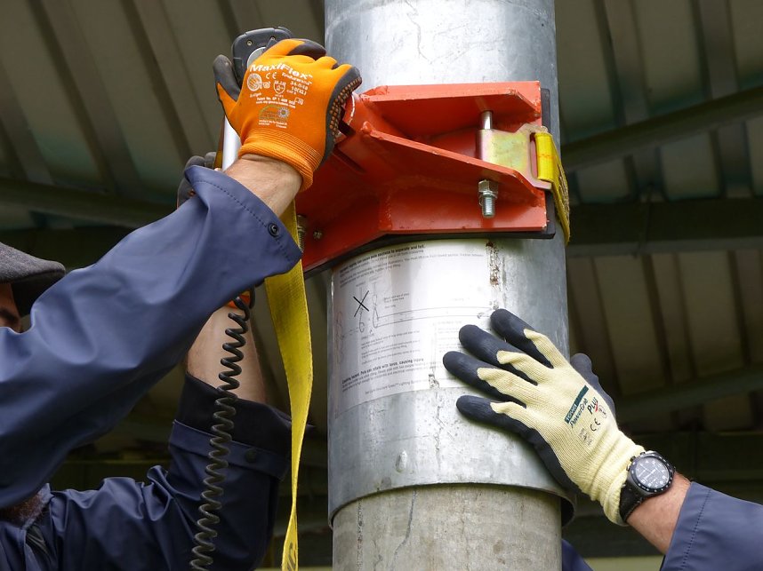 Der erste Mast ist geschafft