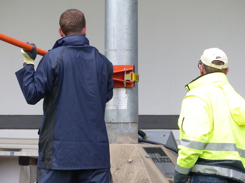 Der erste Mast ist geschafft