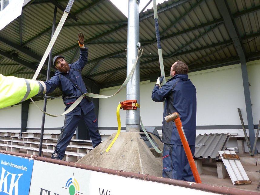 Der erste Mast ist geschafft