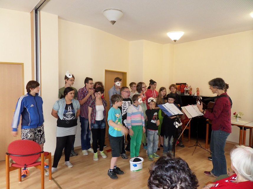 Die Kinder des F&ouml;rderzentrums St. Martin hatten f&uuml;r die Damen und Herren des Caritas-Heims ein Gespensterprogramm mitgebracht