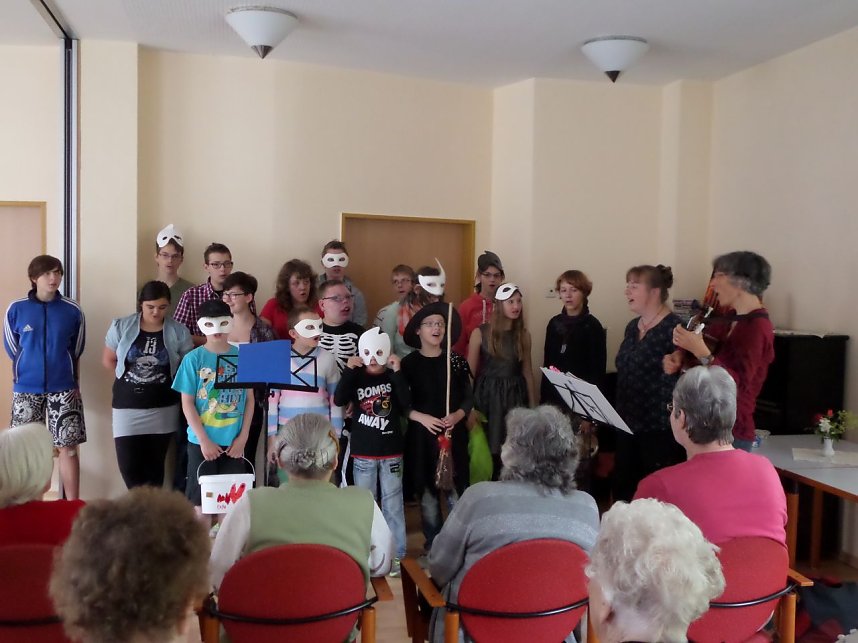 Die Kinder des F&ouml;rderzentrums St. Martin hatten f&uuml;r die Damen und Herren des Caritas-Heims ein Gespensterprogramm mitgebracht