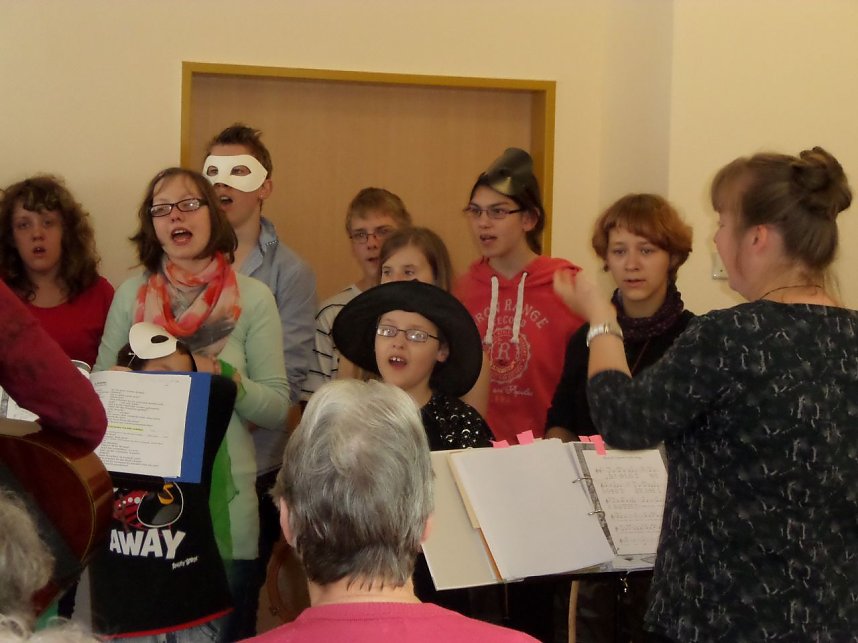 Die Kinder des F&ouml;rderzentrums St. Martin hatten f&uuml;r die Damen und Herren des Caritas-Heims ein Gespensterprogramm mitgebracht