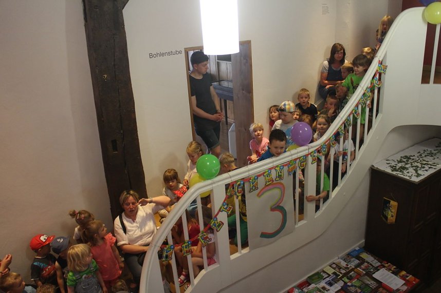 Er&ouml;ffnung mit der Konfettikanone - die Flohburg feiert ihren dritten Geburtstag