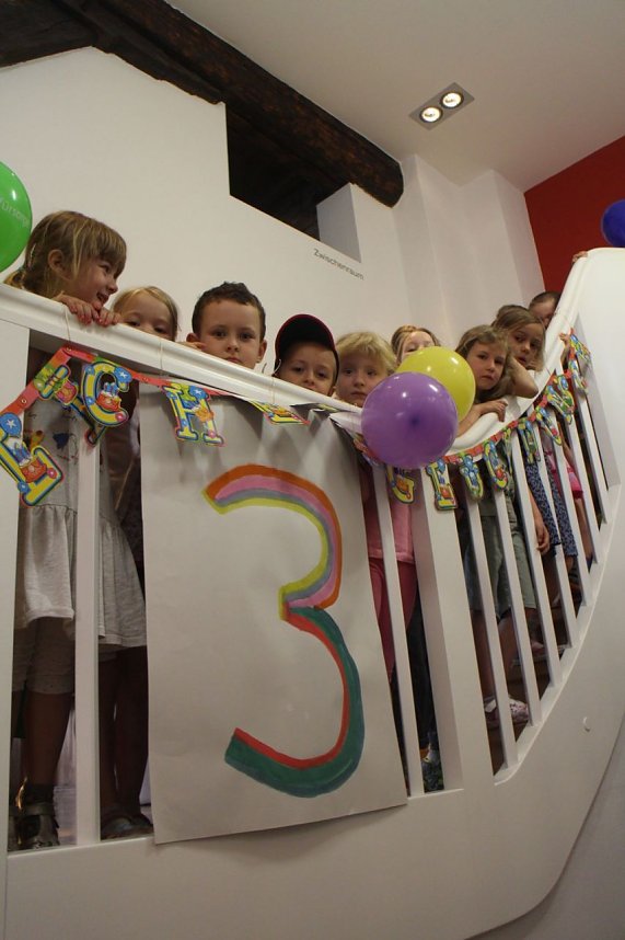 Er&ouml;ffnung mit der Konfettikanone - die Flohburg feiert ihren dritten Geburtstag