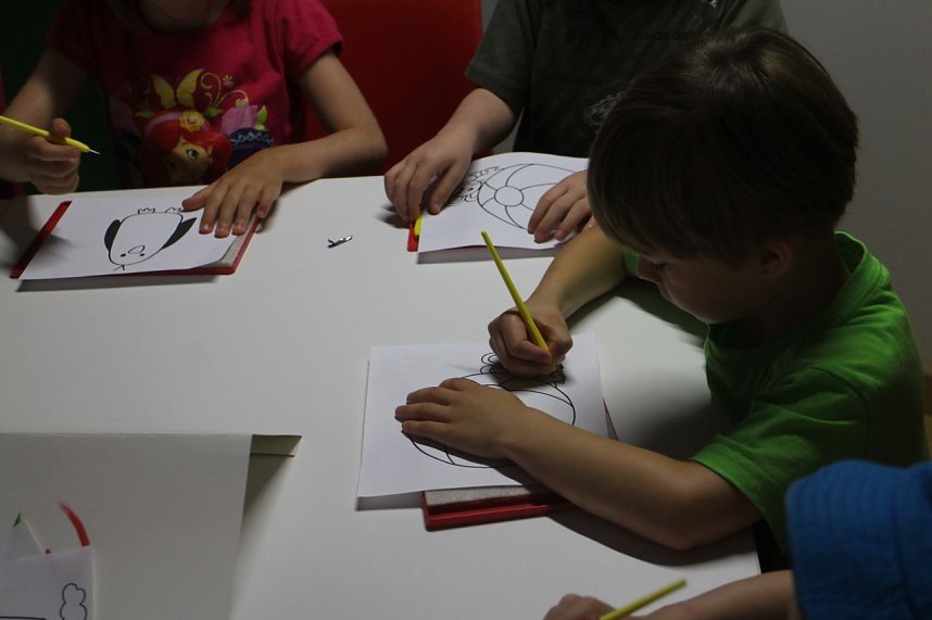 Er&ouml;ffnung mit der Konfettikanone - die Flohburg feiert ihren dritten Geburtstag