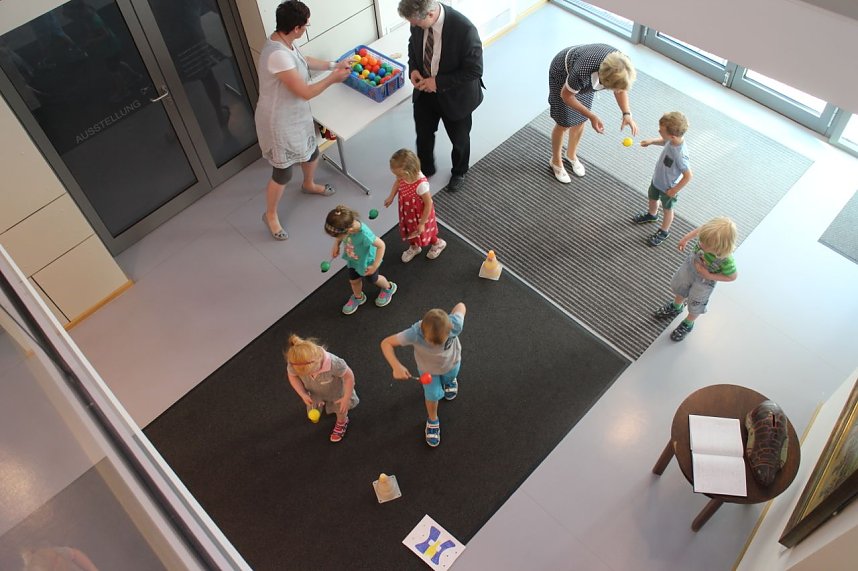 Er&ouml;ffnung mit der Konfettikanone - die Flohburg feiert ihren dritten Geburtstag
